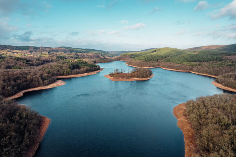 Le dépaysement est garanti sur les rives du lac de Chaumeçon dans le Morvan / Photo par Romain Liger pour Koikispass