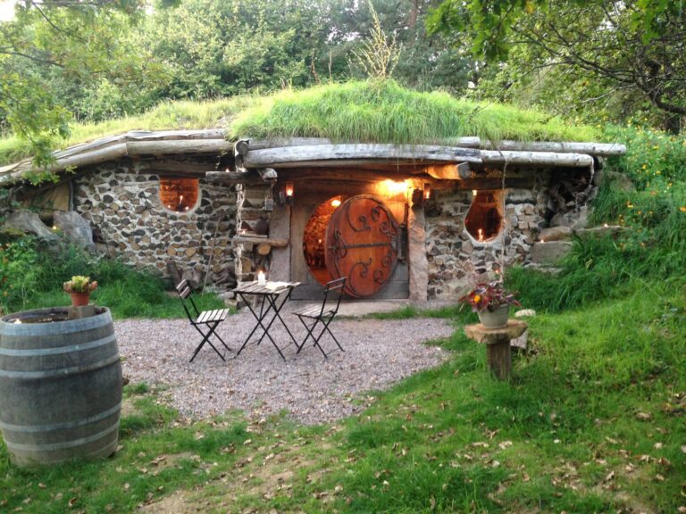 L’une des maisons de Hobbit du village fantastique du Domaine de la Pierre ronde / Photo par le Domaine de la Pierre ronde