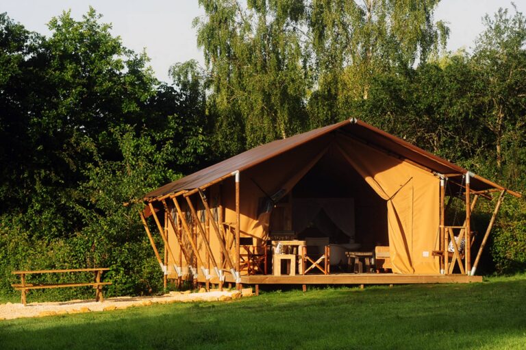 Kimaro Farmhouse développe un concept de camping haut de gamme dans la campagne nivernaise / Photo par Robby Bolleyn