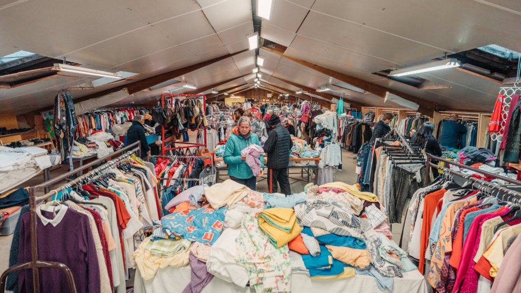 L’espace friperie de la Boutique des Compagnons d’Emmaüs à Magny-Cours / Photo par Romain Liger pour Koikispass