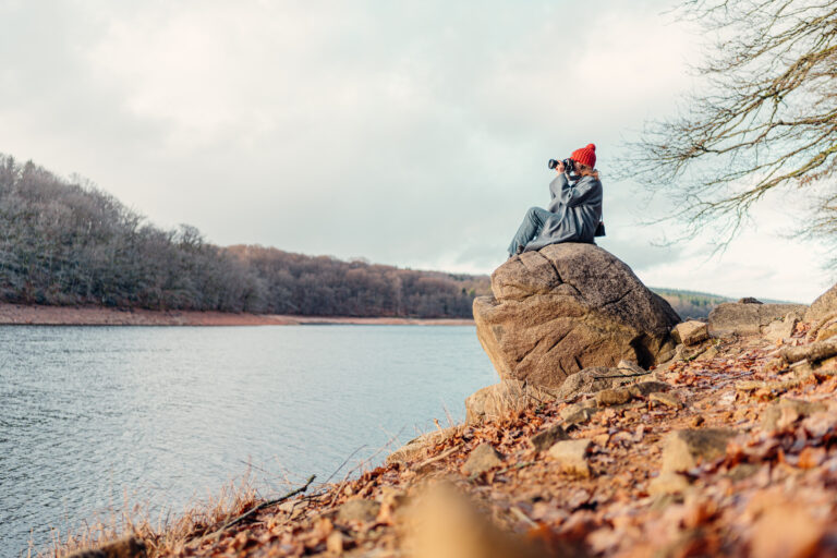 Le lac de Chaumeçon offre l'occasion d'une randonnée dépaysante dans le Morvan / photo par Romain Liger pour Koikispass