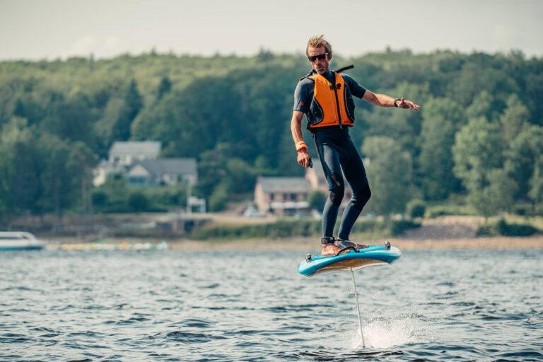Le e-foil fait partie des nombreuses activités nautiques que l’on peut pratiquer sur le lac des Settons / Photo par Romain Liger pour Koikispass