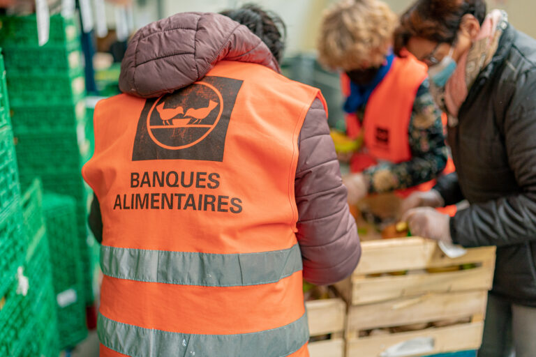 Des bénévoles de la Banque alimentaire de Nevers / Photo par Romain Liger pour Koikispass