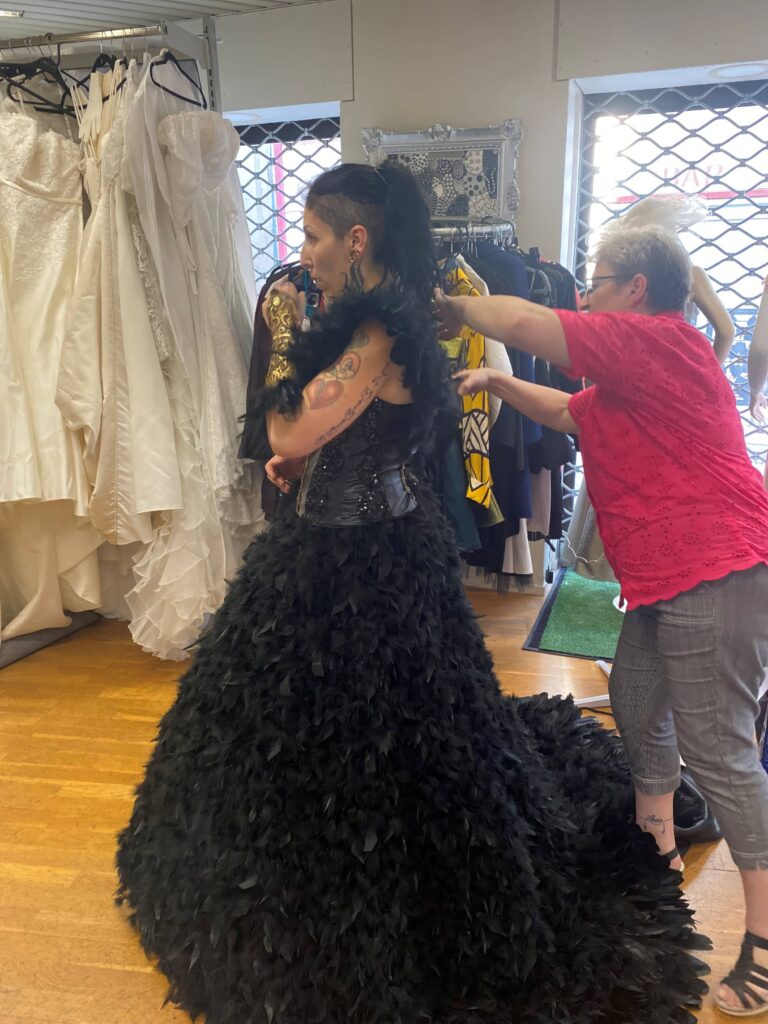 Jacqueline Heimberger en train de concevoir une robe
de mariée sur-mesure / Photo par L’Atelier de Jacqueline