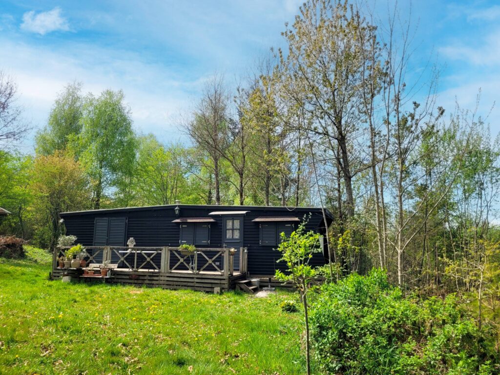 Le camping propose plusieurs chalets ainsi que des mobile homes en bois local et des tentes-safari meublées - Photo par Isabelle Dany pour Koikispass