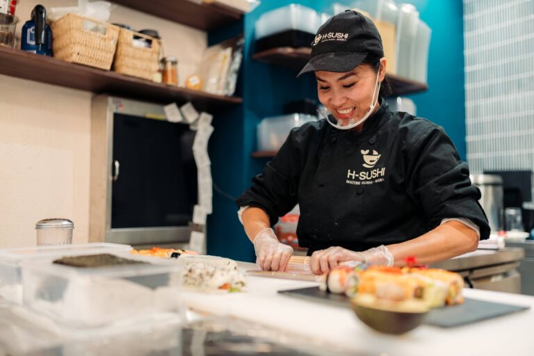 Hong, la maître sushi de chez H-Sushi à Nevers / Photo par Romain Liger pour Koikispass