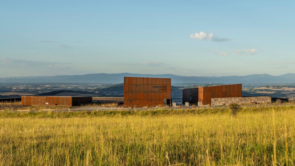 Le site et le musée de Gergovie, à 2h de Nevers, offrent une vue panoramique sur la Chaîne des Puys en Auvergne / Photo par Henri Derus