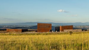 Le site et le musée de Gergovie, à 2h de Nevers, offrent une vue panoramique sur la Chaîne des Puys en Auvergne / Photo par Henri Derus