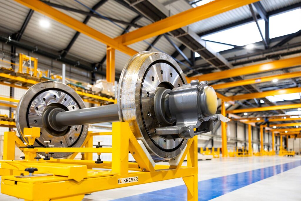 Il y a quelques mois, le GROUPE KREMER participait au projet stimulant de concevoir et réaliser des solutions de levage, de manutention, de retournement et de stockage pour le nouveau centre essieux SNCF 4.0 du Technicentre Industriel Picardie/ Photo par Gensdev