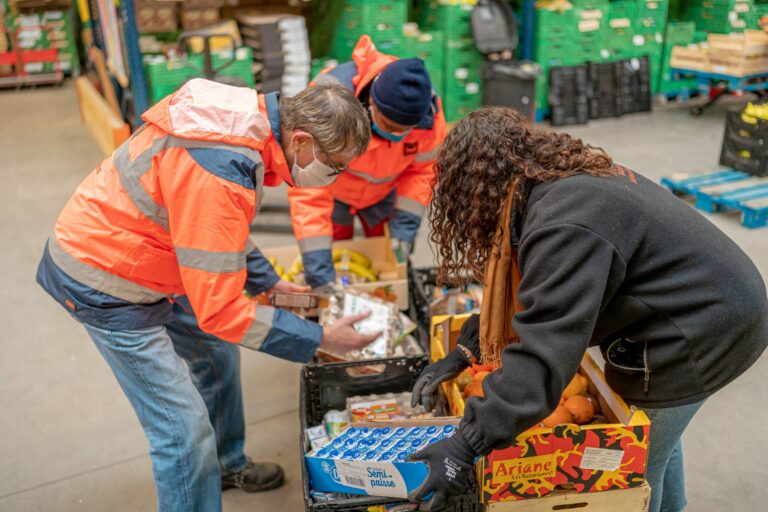 Des bénévoles de la Banque alimentaire à Nevers / Photo par Romain Liger pour Koikispass