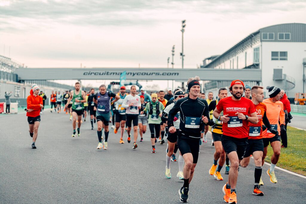 Contrairement à ce que son nom laisse supposer, le Nevers Marathon, qui aura lieu fin novembre, ce n’est pas qu’un marathon. Durant les deux jours de l’événement, vous allez pouvoir entre autres participer au Lap, une épreuve qui consiste à faire un chrono sur les 4,411 km du circuit de Magny-Cours… à pied cela va sans dire / Photo par Romain Liger pour pour Koikispass