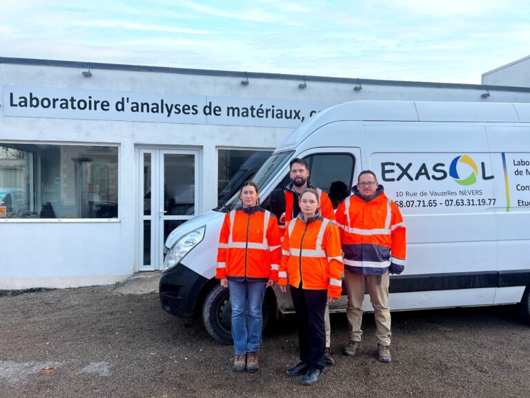 À Nevers, l’équipe Exasol met en lumière ce que le sol raconte : ici, une partie du laboratoire devant le local, mobilisée chaque jour pour des études de sol claires, fiables et réactives.