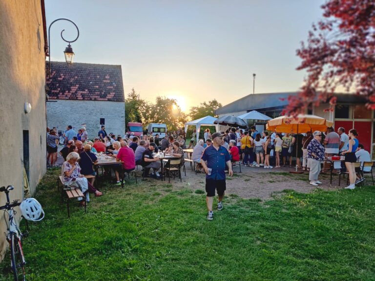 Basé dans la Nièvre, l’entreprise solidaire Ville à joie s’est donnée comme mission de créer des moments festifs dans les villages durant lesquels il est possible d’accéder à toutes sortes de services / Photo par Ville à joie