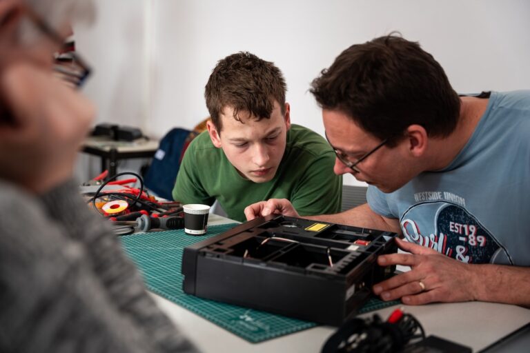 Guyaume et son fils Guyliano, 15 ans, bénévoles au Repair Café de Nevers / Photo par Clément Millot