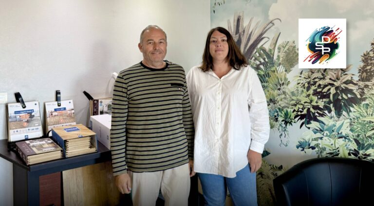 Dans les locaux de DSP Décors Sols Plafonds, Floriane JACQUETON, Directrice Générale, et Christophe DEAT, Directeur adjoint, incarnent une entreprise familiale dans l’esprit, attachée au travail bien fait, à la proximité client et à la force du collectif.