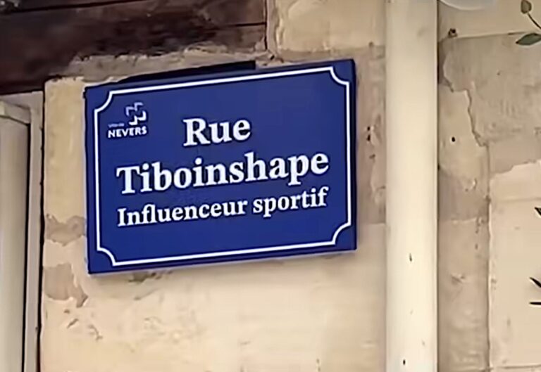 La plaque de la rue Tibo InShape posée le 1er avril rue François-Mitterrand à Nevers / DR