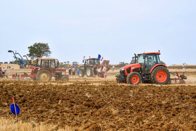 Les Jeunes Agriculteurs de la Nièvre et les Jeunes Agriculteurs de Tannay organisent la finale départementale de labour à Metz-le-Comte ce week-end / Photo par les Jeunes Agriculteurs