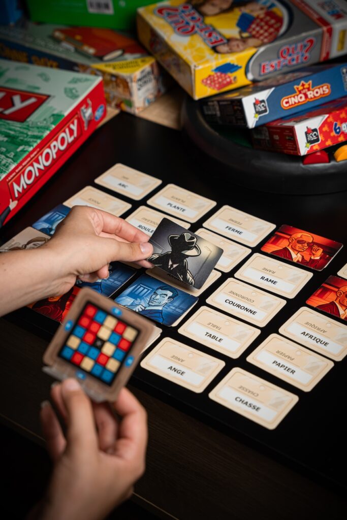 Lancé en 2015, Codenames est devenu un classique des jeux de société / Photo par Clément Millot
