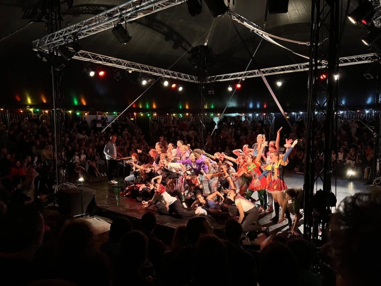 L'Acroballe Circus a prévu un week-end bien rempli sous son chapiteau à Nevers / Photo par Acroballe Circus