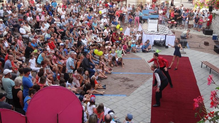 Avec le "Festi'Rue", les rues de Decize se transforment en salle de spectacle ce week-end / Photo par Festi'Rue