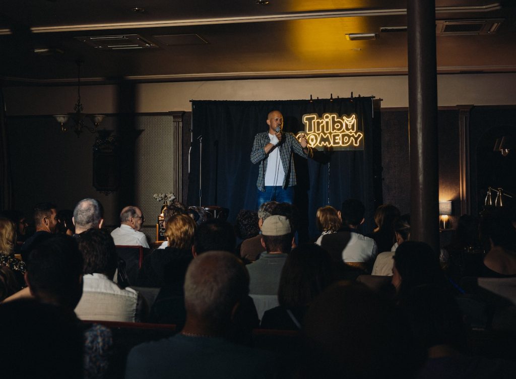 Le Tribu Comedy réunit chaque mois plusieurs humoristes pour une représentation qui fait régulièrement salle comble / Photo par Clément Millot pour Koikispass