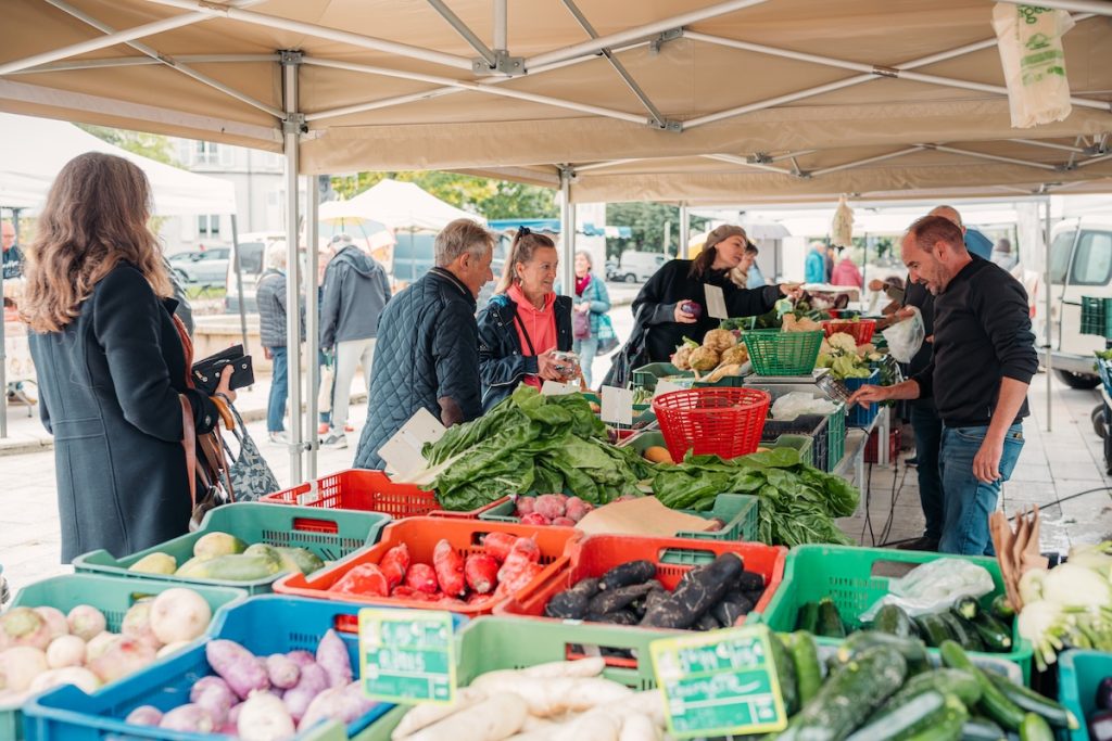 Le marché du square de la Résistance à Nevers / Photo par Romain Liger pour Koikispass
