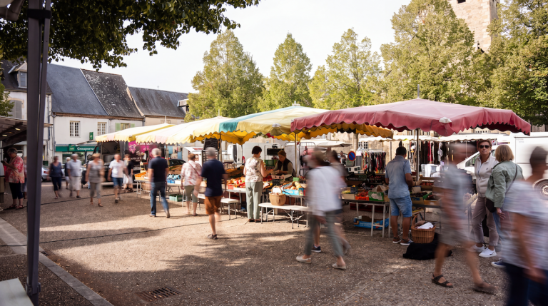 Le marché de Saint-Pierre-le-Moûtier / Photo par Clément Millot pour Koikispass